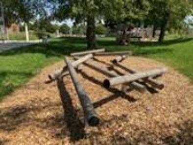 Baumstämme für die Balance für die kleineren Besucher